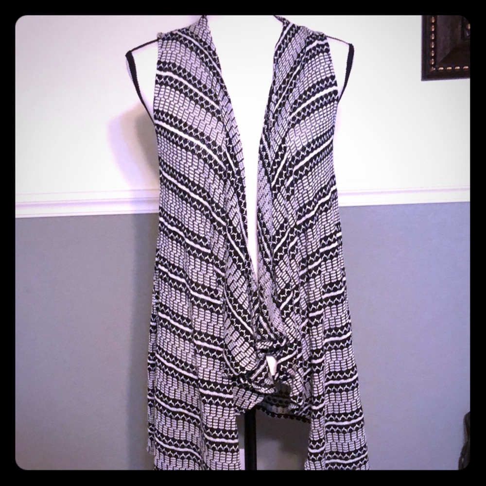 Black and white vest thingy lol